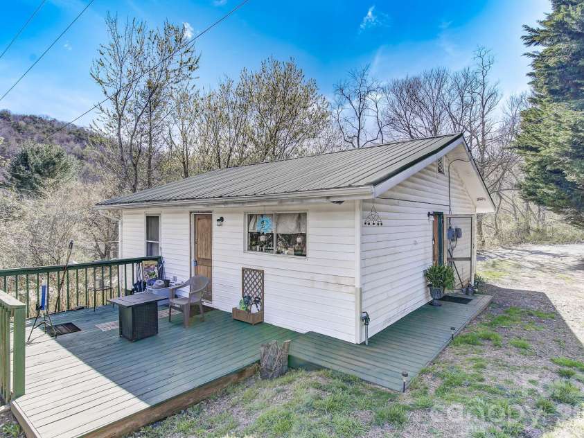 6 Lands End Drive, Candler, NC 28715.  MLS# CAR4371884, YatesRealty ID 18067. 
