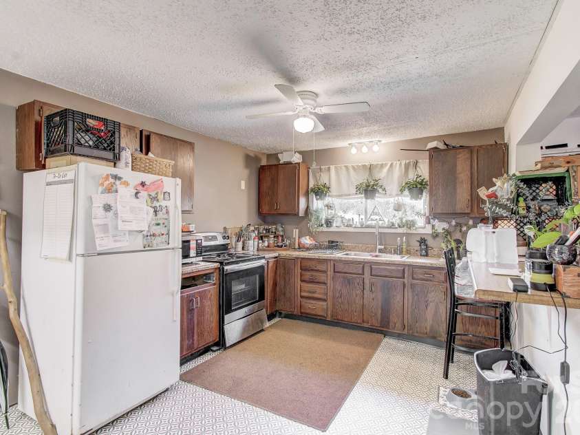 6 Lands End Drive, Candler, NC 28715.  MLS# CAR4371884, YatesRealty ID 18067. 