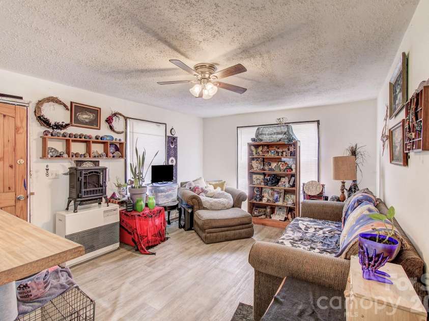 6 Lands End Drive, Candler, NC 28715.  MLS# CAR4371884, YatesRealty ID 18067. 