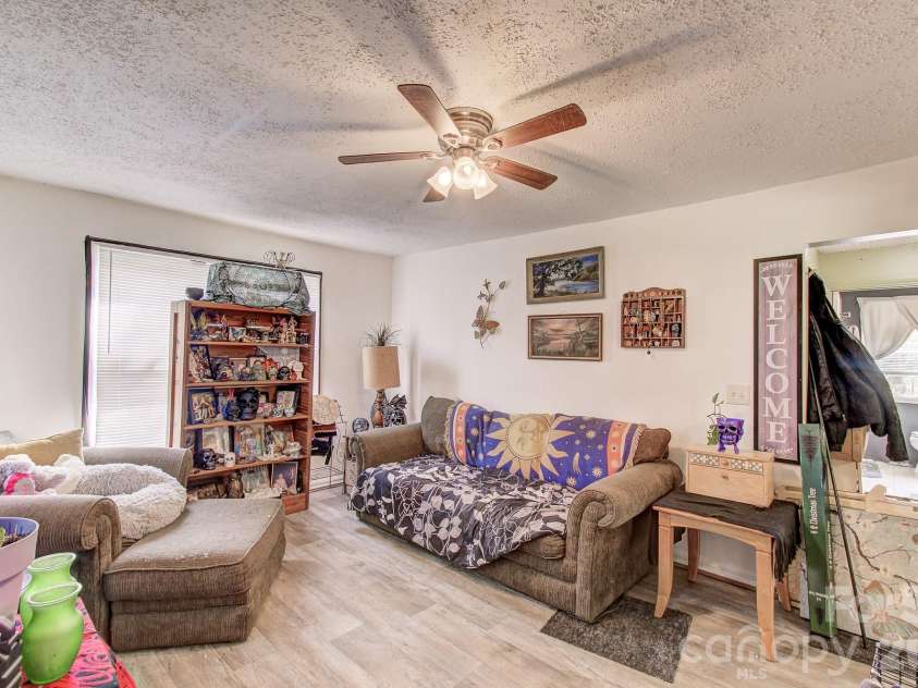 6 Lands End Drive, Candler, NC 28715.  MLS# CAR4371884, YatesRealty ID 18067. 