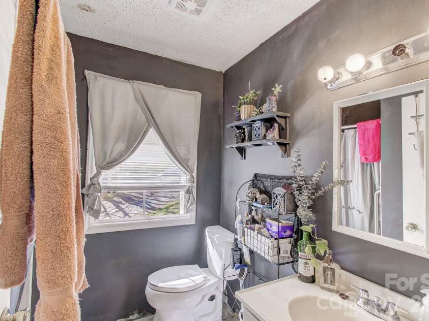 6 Lands End Drive, Candler, NC 28715.  MLS# CAR4371884, YatesRealty ID 18067. 