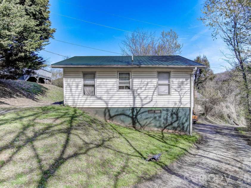 6 Lands End Drive, Candler, NC 28715.  MLS# CAR4371884, YatesRealty ID 18067. 