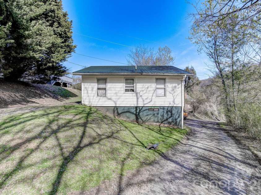 6 Lands End Drive, Candler, NC 28715.  MLS# CAR4371884, YatesRealty ID 18067. 