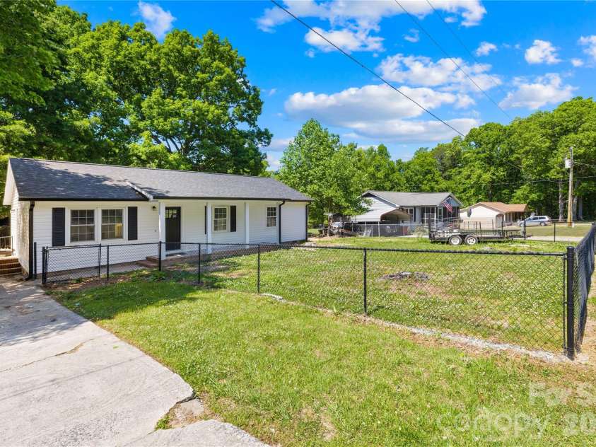 4307 Freeport Drive, Gastonia, NC 28052.  MLS# CAR4373446, YatesRealty ID 18068. 