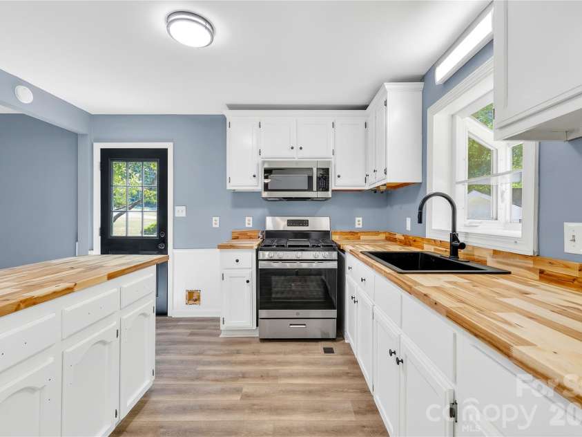4307 Freeport Drive, Gastonia, NC 28052.  MLS# CAR4373446, YatesRealty ID 18068. 