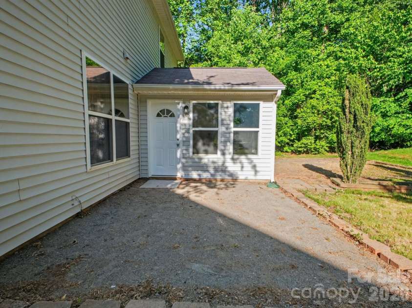 317 Rook Road, Charlotte, NC 28216.  MLS# CAR4373432, YatesRealty ID 18069. 