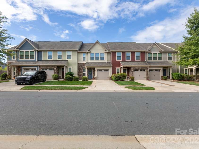 318 Willow Wood Court, Matthews, NC 28104.  MLS# CAR4312930, YatesRealty ID 18069. Front