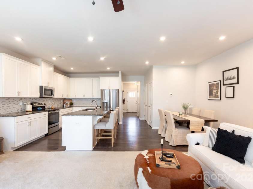 318 Willow Wood Court, Matthews, NC 28104.  MLS# CAR4312930, YatesRealty ID 18069. Open Kitchen and Living space