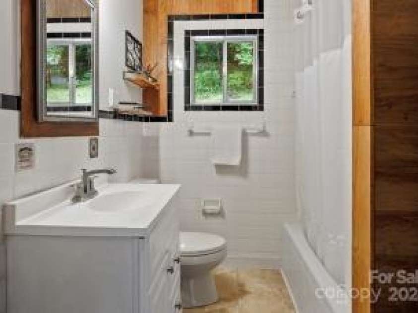 395 Old Fiddle Road, Waynesville, NC 28786.  MLS# CAR4184679, YatesRealty ID 1807. Guest bath