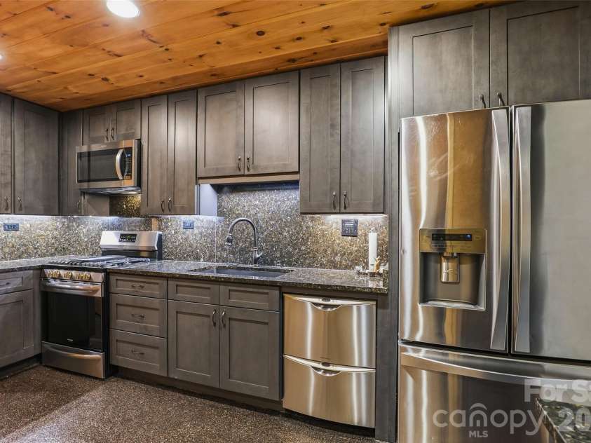 112 Hamburg Mountain Road, Weaverville, NC 28787.  MLS# CAR4336547, YatesRealty ID 18070. 