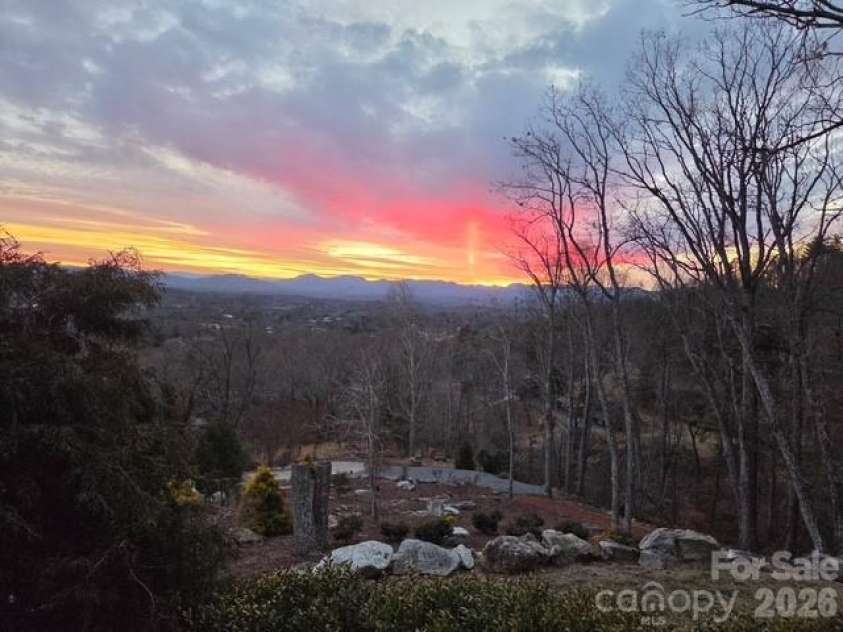 112 Hamburg Mountain Road, Weaverville, NC 28787.  MLS# CAR4336547, YatesRealty ID 18070. 
