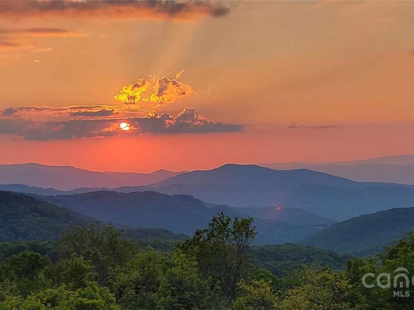 610 Rocky Parkway, Banner Elk, NC 28604.  MLS# CAR4266587, YatesRealty ID 18070. Amazing Sunsets