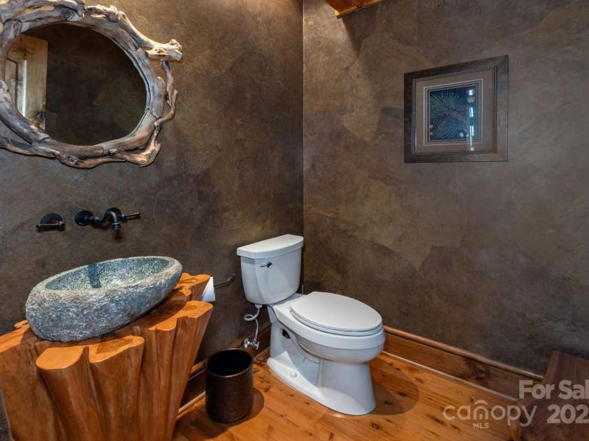 610 Rocky Parkway, Banner Elk, NC 28604.  MLS# CAR4266587, YatesRealty ID 18070. Half Bath on Main