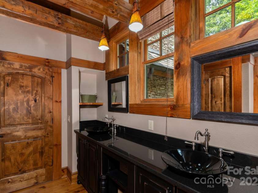 610 Rocky Parkway, Banner Elk, NC 28604.  MLS# CAR4266587, YatesRealty ID 18070. Primary Bath