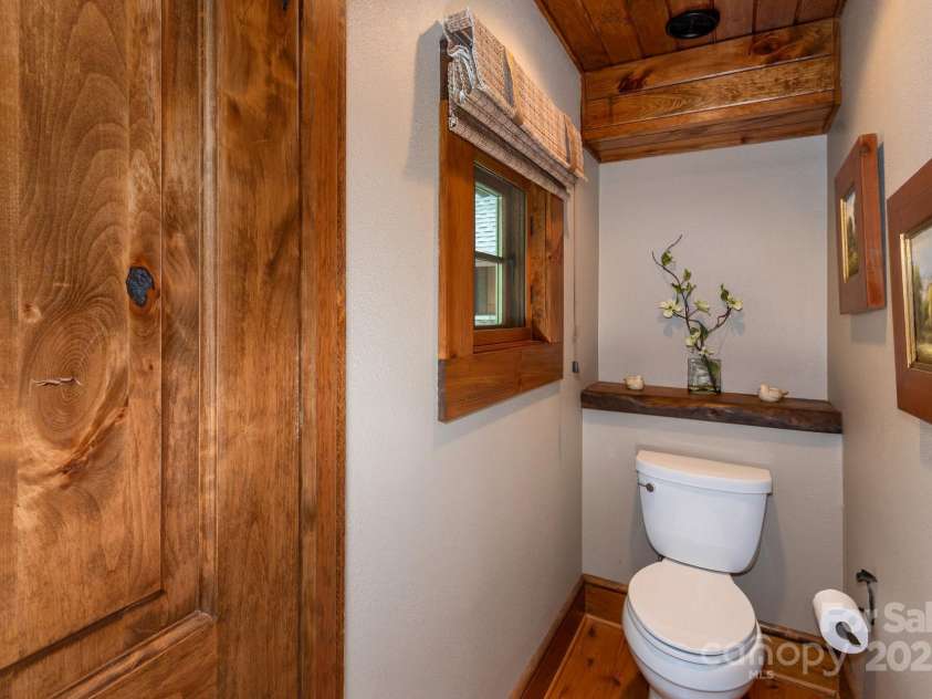 610 Rocky Parkway, Banner Elk, NC 28604.  MLS# CAR4266587, YatesRealty ID 18070. Primary Bath