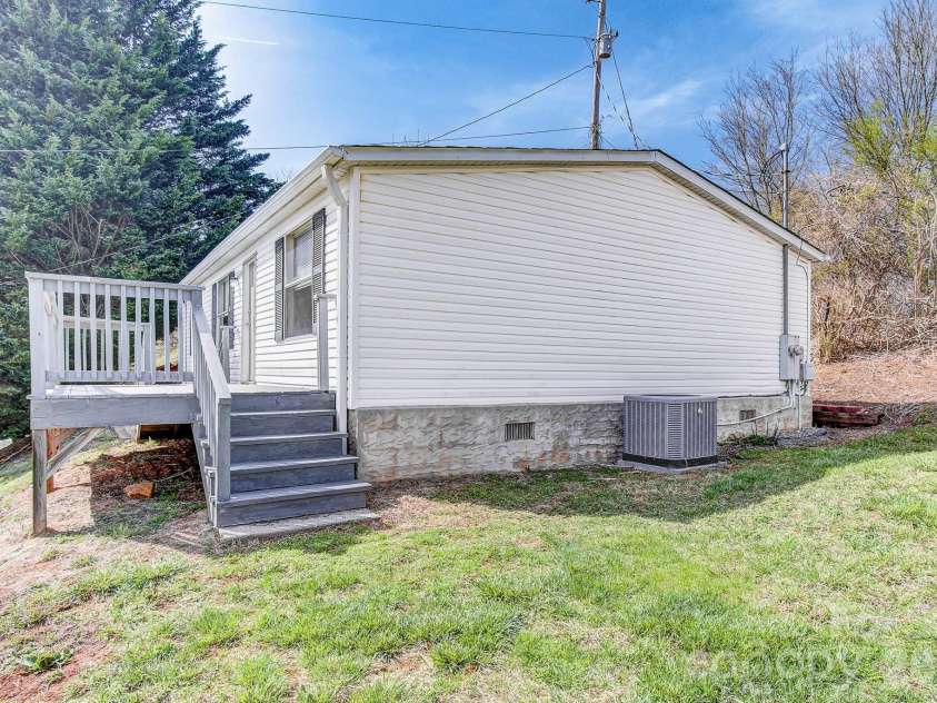 10 Lands End Drive, Candler, NC 28715.  MLS# CAR4371893, YatesRealty ID 18071. 