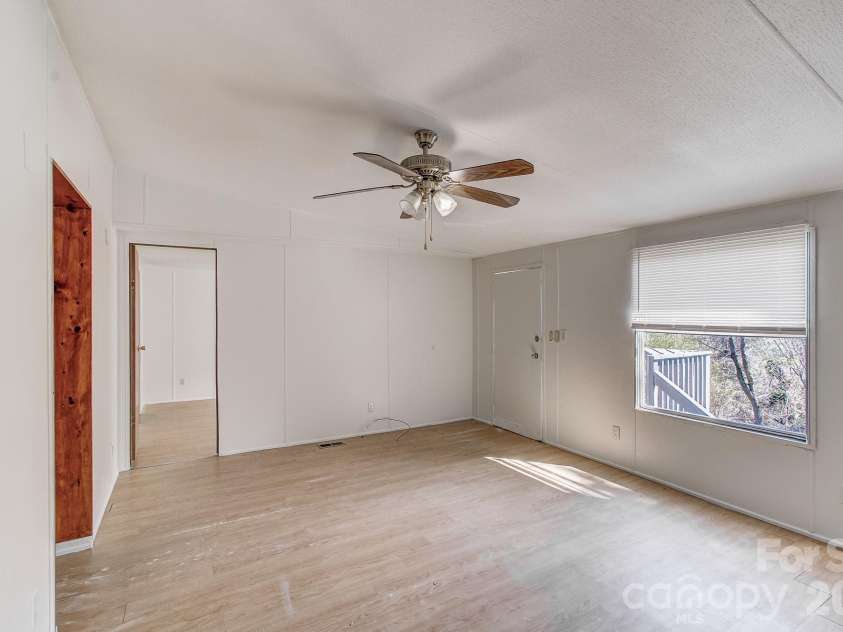 10 Lands End Drive, Candler, NC 28715.  MLS# CAR4371893, YatesRealty ID 18071. 