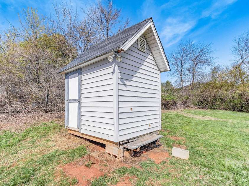 10 Lands End Drive, Candler, NC 28715.  MLS# CAR4371893, YatesRealty ID 18071. 