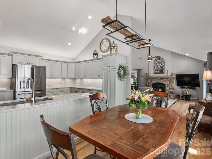 126 Stonebridge Drive, Hendersonville, NC 28739.  MLS# CAR4374699, YatesRealty ID 18072. Breakfast Room