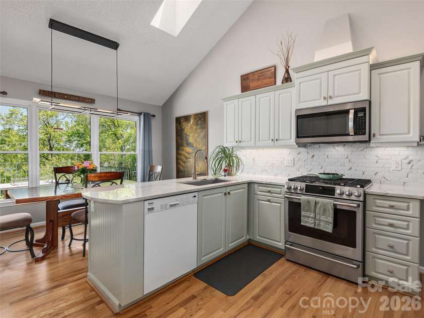 126 Stonebridge Drive, Hendersonville, NC 28739.  MLS# CAR4374699, YatesRealty ID 18072. Kitchen/Breakfast Room