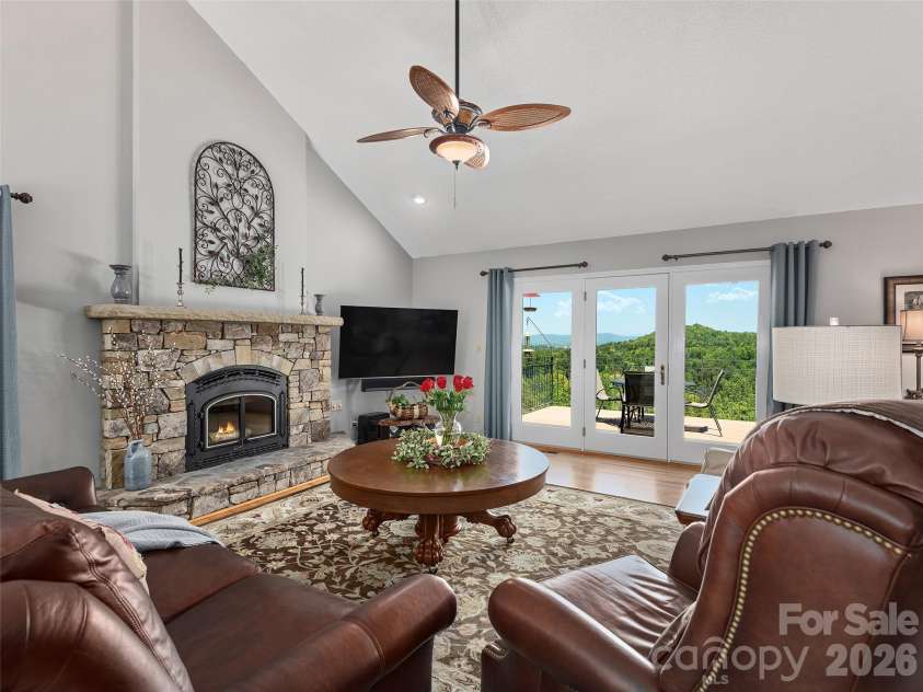 126 Stonebridge Drive, Hendersonville, NC 28739.  MLS# CAR4374699, YatesRealty ID 18072. Living Room