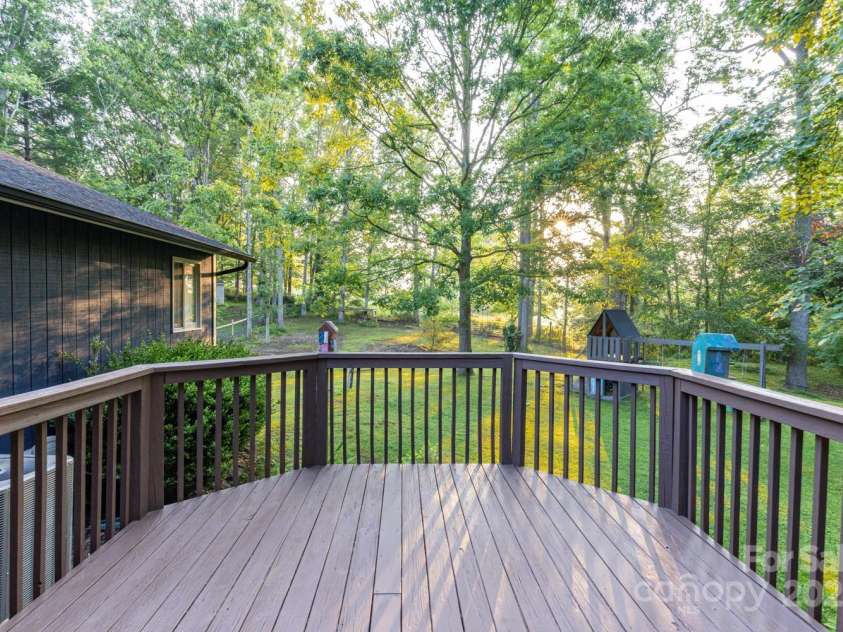 8 Briarwood Lane, Fletcher, NC 28732.  MLS# CAR4267213, YatesRealty ID 18072. 