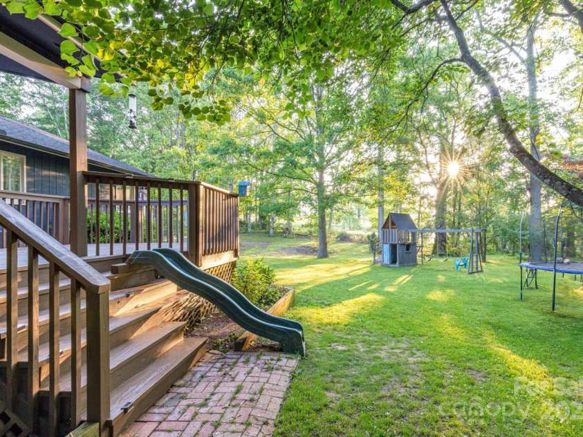 8 Briarwood Lane, Fletcher, NC 28732.  MLS# CAR4267213, YatesRealty ID 18072. 