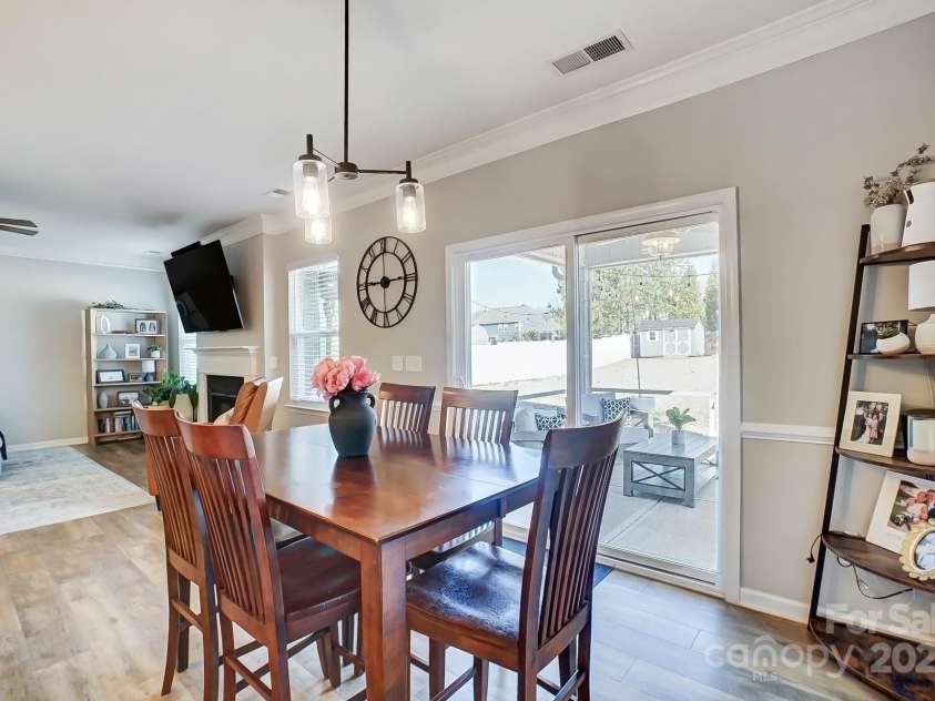 7348 Adirondack Drive, Denver, NC 28037.  MLS# CAR4232291, YatesRealty ID 18073. Breakfast Area