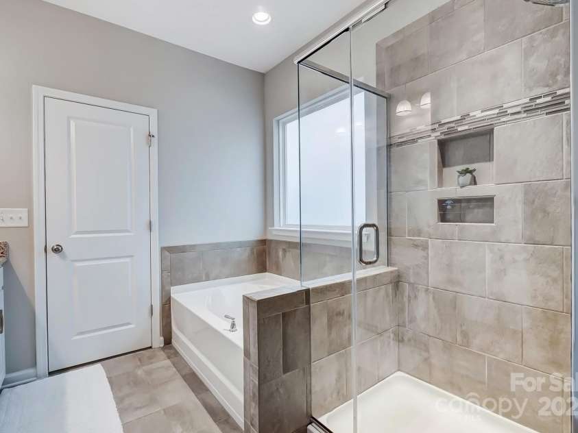 7348 Adirondack Drive, Denver, NC 28037.  MLS# CAR4232291, YatesRealty ID 18073. Primary Bathroom