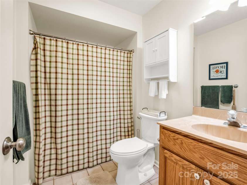 11 Wedge Court, Hendersonville, NC 28739.  MLS# CAR4260142, YatesRealty ID 18075. 2nd Full Bath on Main