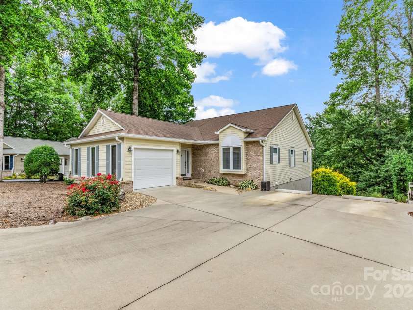 11 Wedge Court, Hendersonville, NC 28739.  MLS# CAR4260142, YatesRealty ID 18075. 