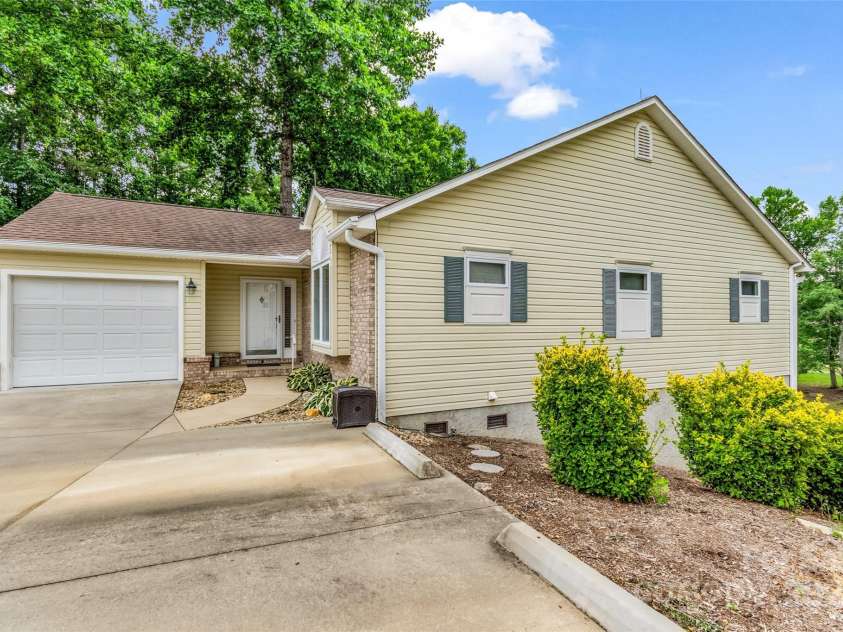 11 Wedge Court, Hendersonville, NC 28739.  MLS# CAR4260142, YatesRealty ID 18075. 