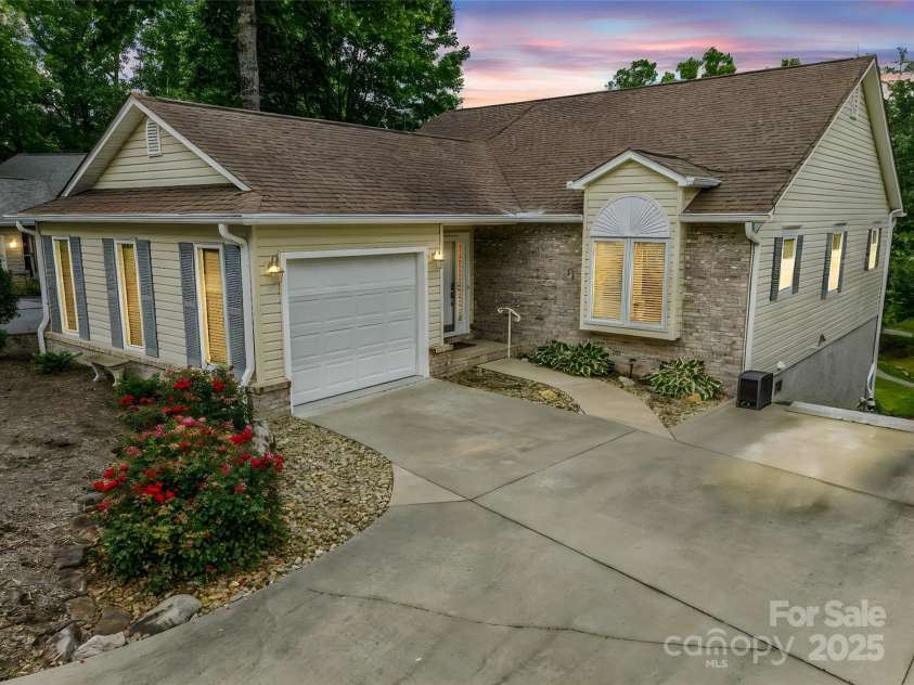 11 Wedge Court, Hendersonville, NC 28739.  MLS# CAR4260142, YatesRealty ID 18075. 