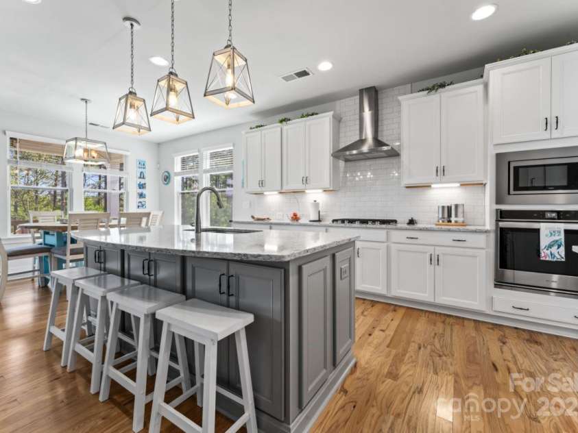 1274 Fishing Creek Road, Clover, SC 29710.  MLS# CAR4240716, YatesRealty ID 18076. Convection oven & gas stove