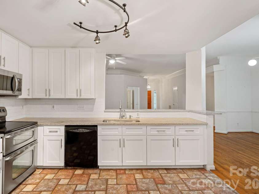 806 Water Wheel Court, Charlotte, NC 28209.  MLS# CAR4373995, YatesRealty ID 18079. Kitchen