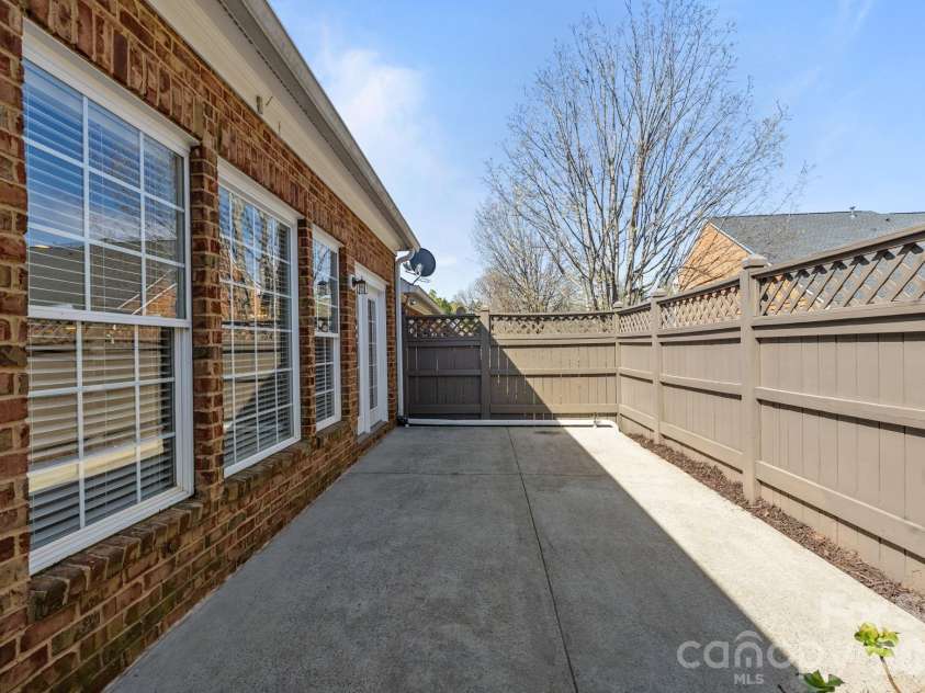 412 Eberle Way, Matthews, NC 28105.  MLS# CAR4363887, YatesRealty ID 18080. 