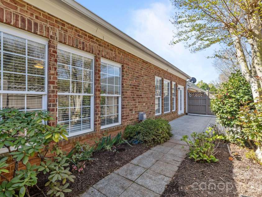 412 Eberle Way, Matthews, NC 28105.  MLS# CAR4363887, YatesRealty ID 18080. 