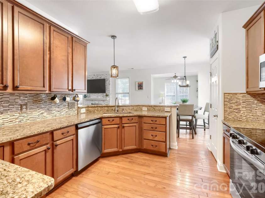 1621 Wilburn Park Lane, Charlotte, NC 28269.  MLS# CAR4375290, YatesRealty ID 18081. 
