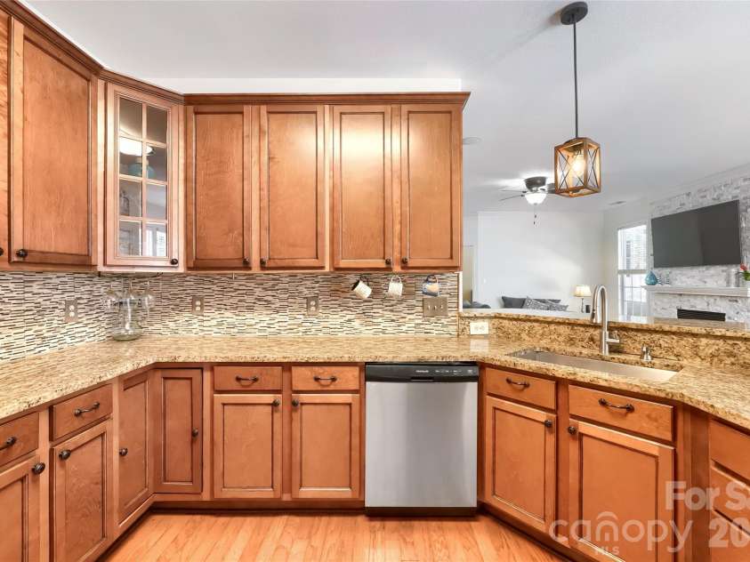 1621 Wilburn Park Lane, Charlotte, NC 28269.  MLS# CAR4375290, YatesRealty ID 18081. 