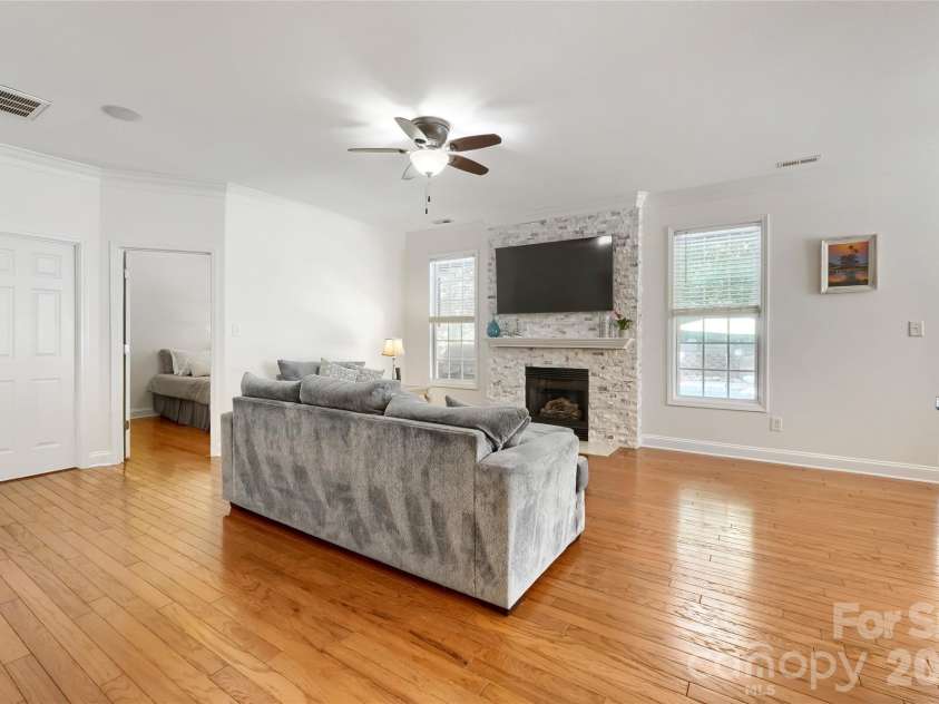 1621 Wilburn Park Lane, Charlotte, NC 28269.  MLS# CAR4375290, YatesRealty ID 18081. 