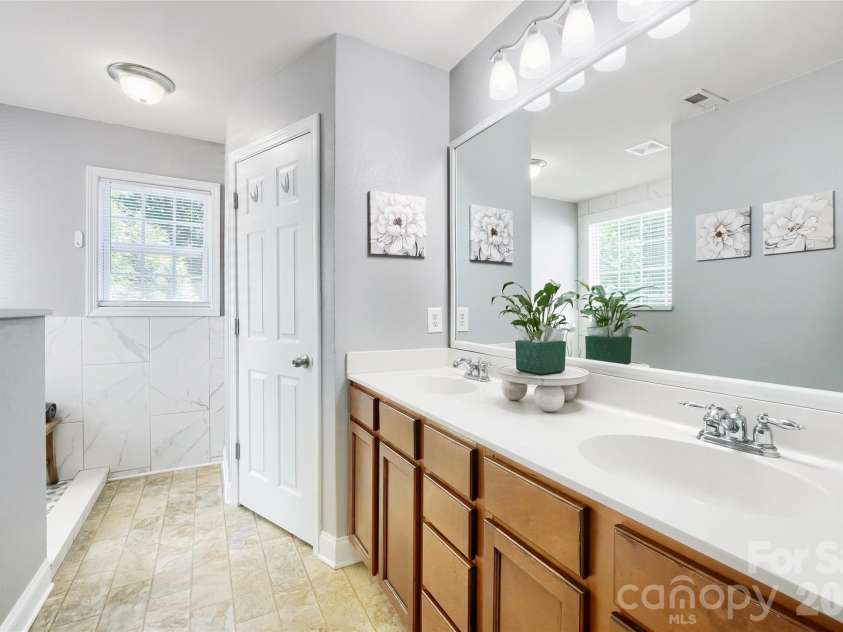 1621 Wilburn Park Lane, Charlotte, NC 28269.  MLS# CAR4375290, YatesRealty ID 18081. 