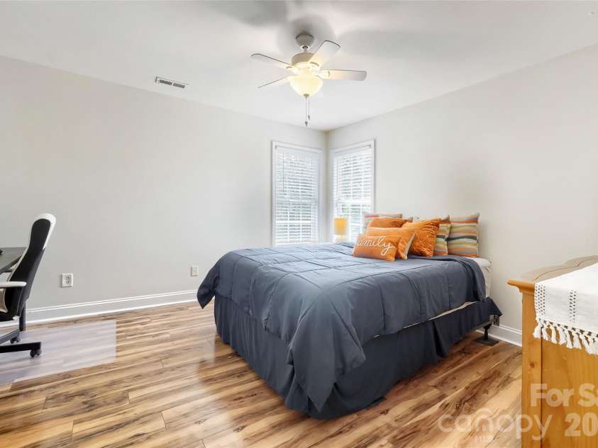 1621 Wilburn Park Lane, Charlotte, NC 28269.  MLS# CAR4375290, YatesRealty ID 18081. 