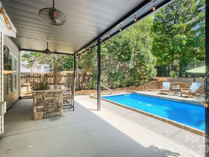 1621 Wilburn Park Lane, Charlotte, NC 28269.  MLS# CAR4375290, YatesRealty ID 18081. 