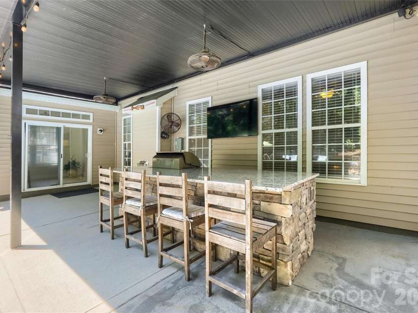 1621 Wilburn Park Lane, Charlotte, NC 28269.  MLS# CAR4375290, YatesRealty ID 18081. 