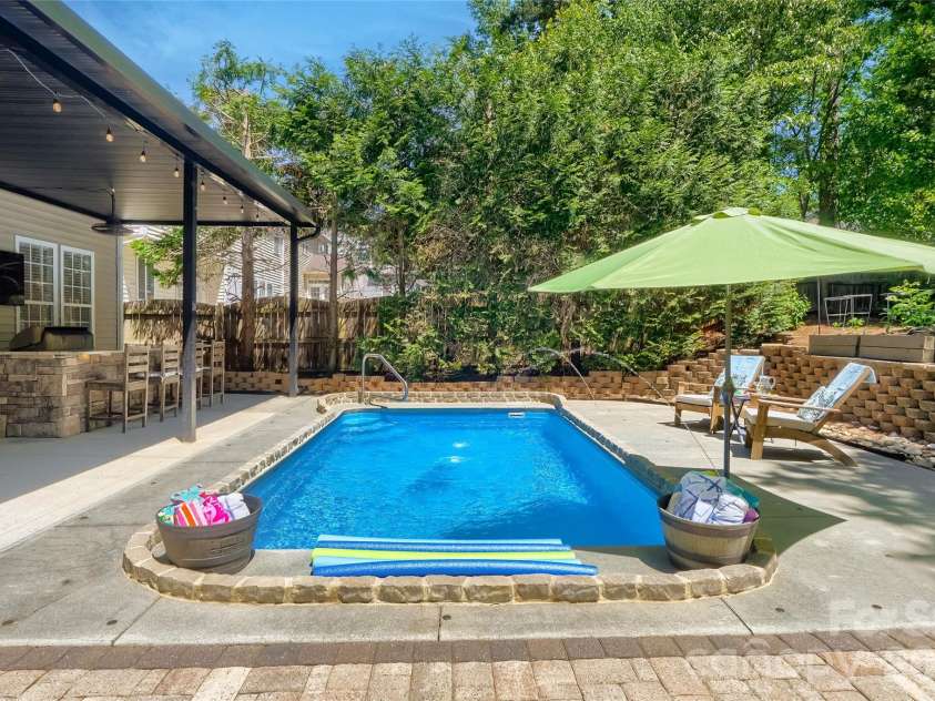 1621 Wilburn Park Lane, Charlotte, NC 28269.  MLS# CAR4375290, YatesRealty ID 18081. 