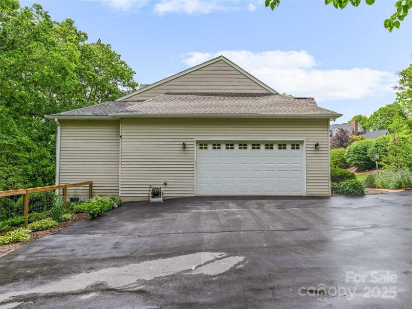 138 Bridlewood Trail, Mills River, NC 28759.  MLS# CAR4258738, YatesRealty ID 18082. 