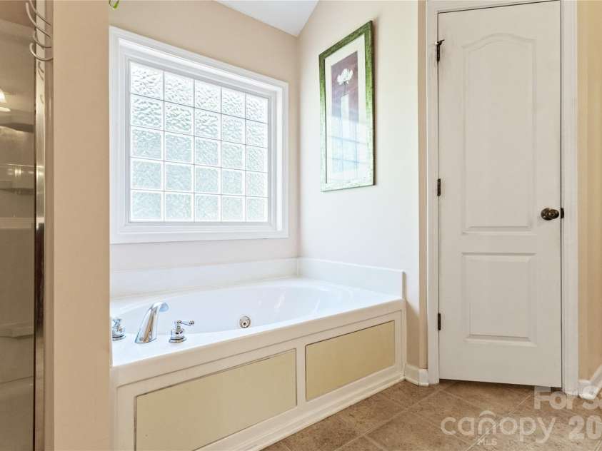 8458 Mossy Cup Trail, Harrisburg, NC 28075.  MLS# CAR4372770, YatesRealty ID 18086. Garden Tub