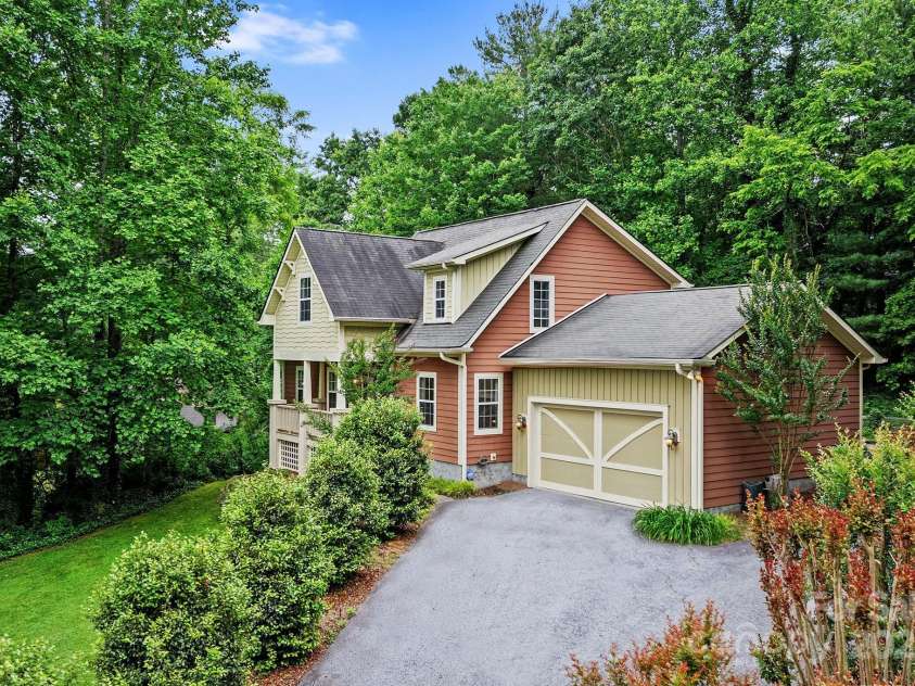 508 Fairway Drive, Hendersonville, NC 28739.  MLS# CAR4266384, YatesRealty ID 18089. 