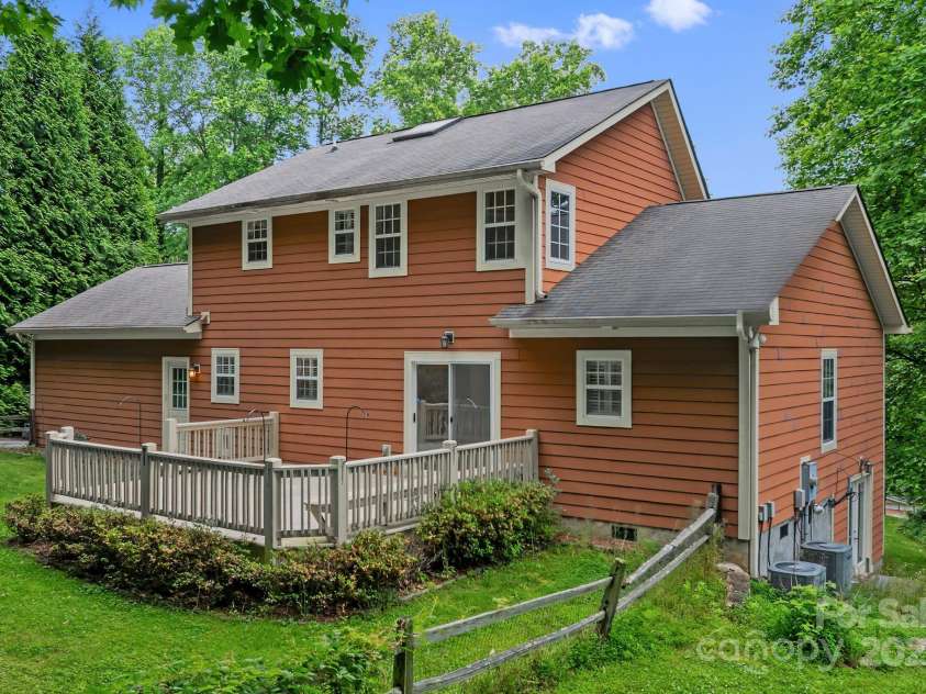 508 Fairway Drive, Hendersonville, NC 28739.  MLS# CAR4266384, YatesRealty ID 18089. 