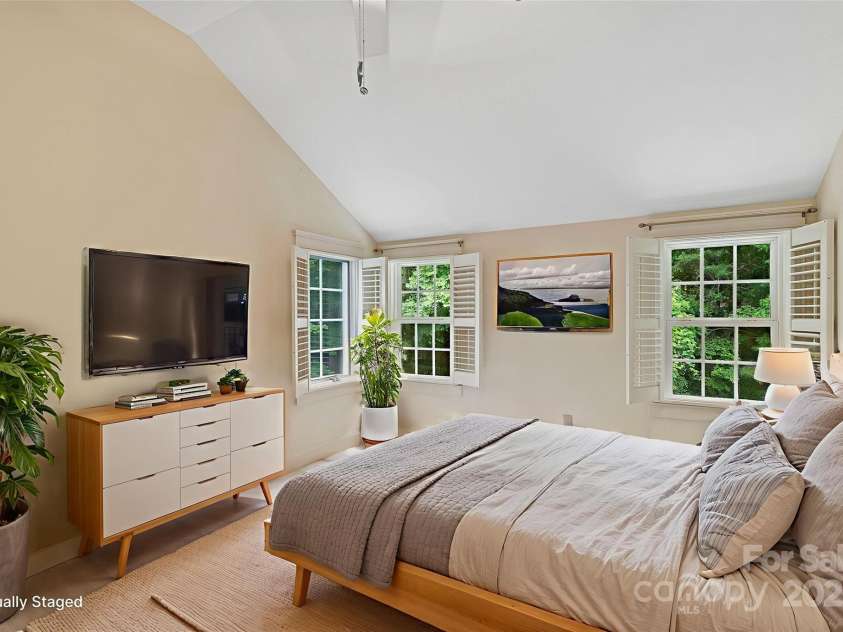 508 Fairway Drive, Hendersonville, NC 28739.  MLS# CAR4266384, YatesRealty ID 18089. Virtually Staged 